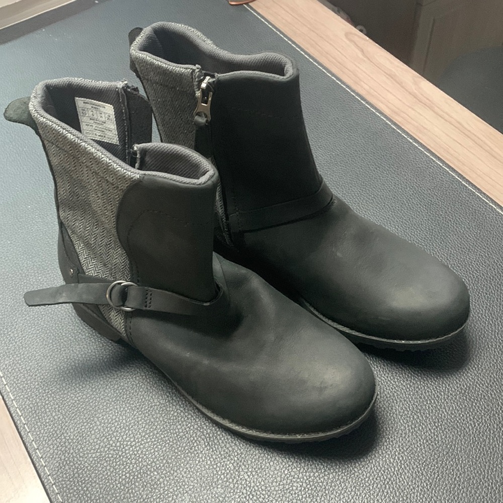 Never worn Eddie Bauer womens Boots